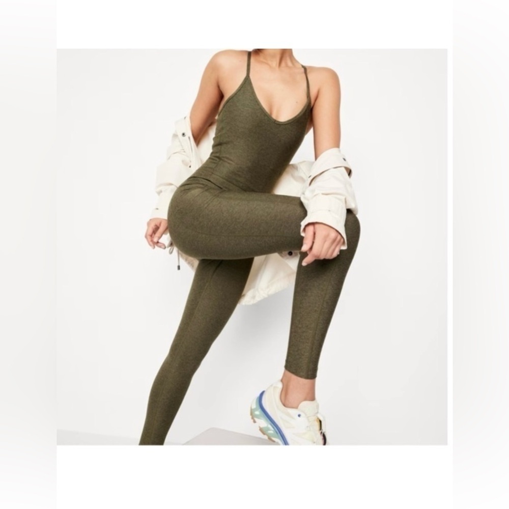Old Navy  Women’s Onsie Athletic Cloud+ Sleeveless 7/8 Bodysuit Size Lar… - Picture 2 of 12